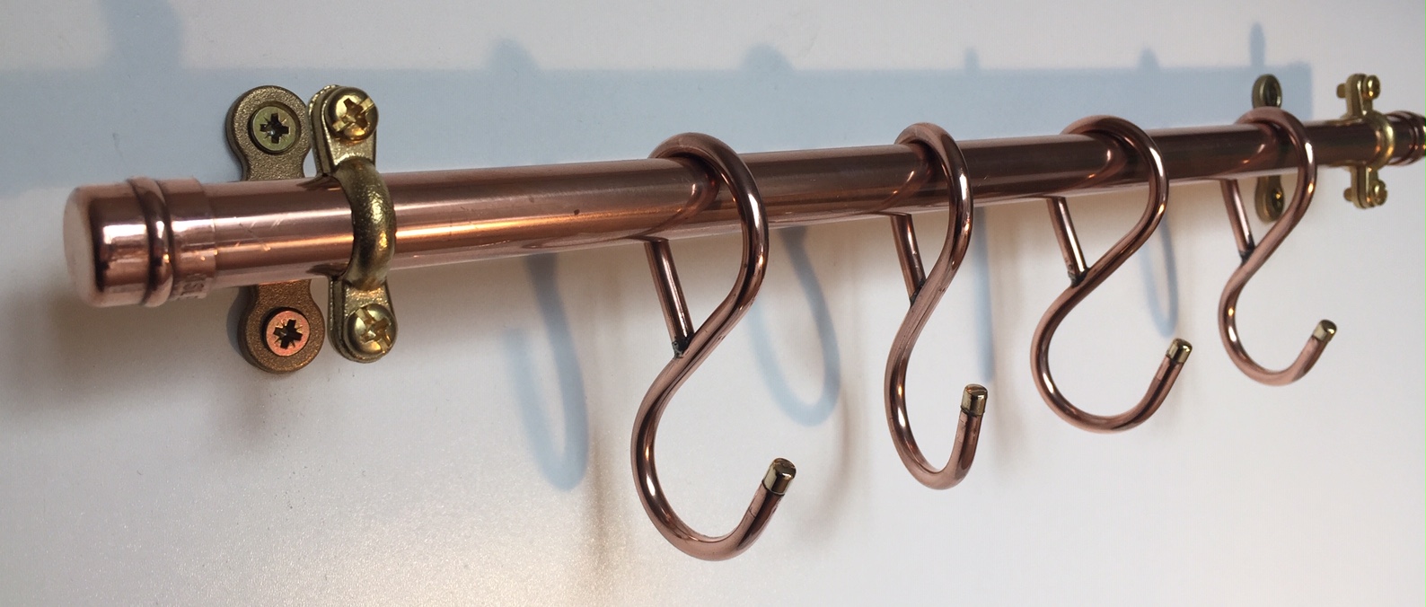 A 24-inch copper pan rack with 6 hand-forged butcher hooks – French farmhouse style