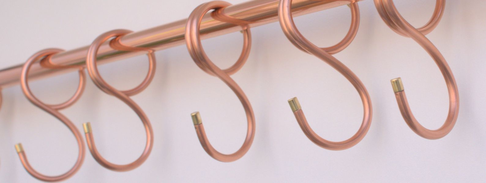 6-hook copper rail with contemporary brushed finish