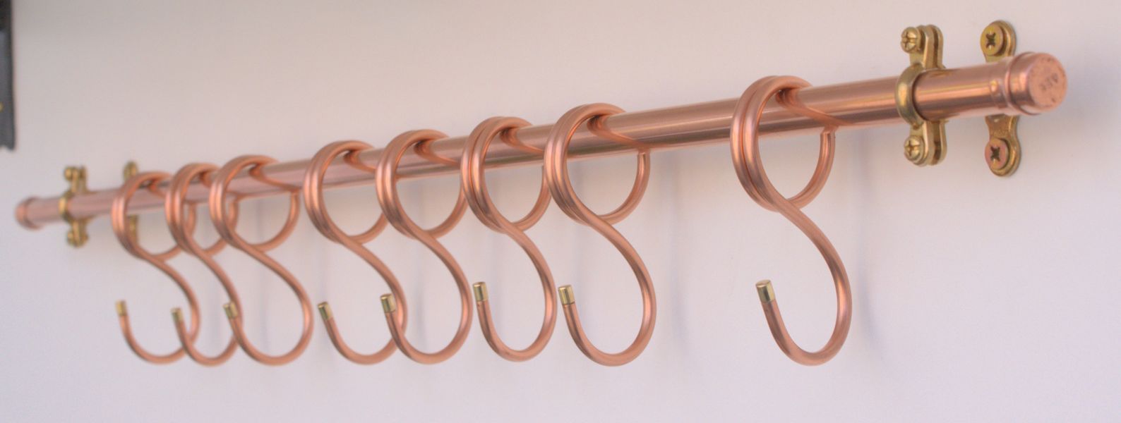 8-hook copper pan rack with sleek, minimal design