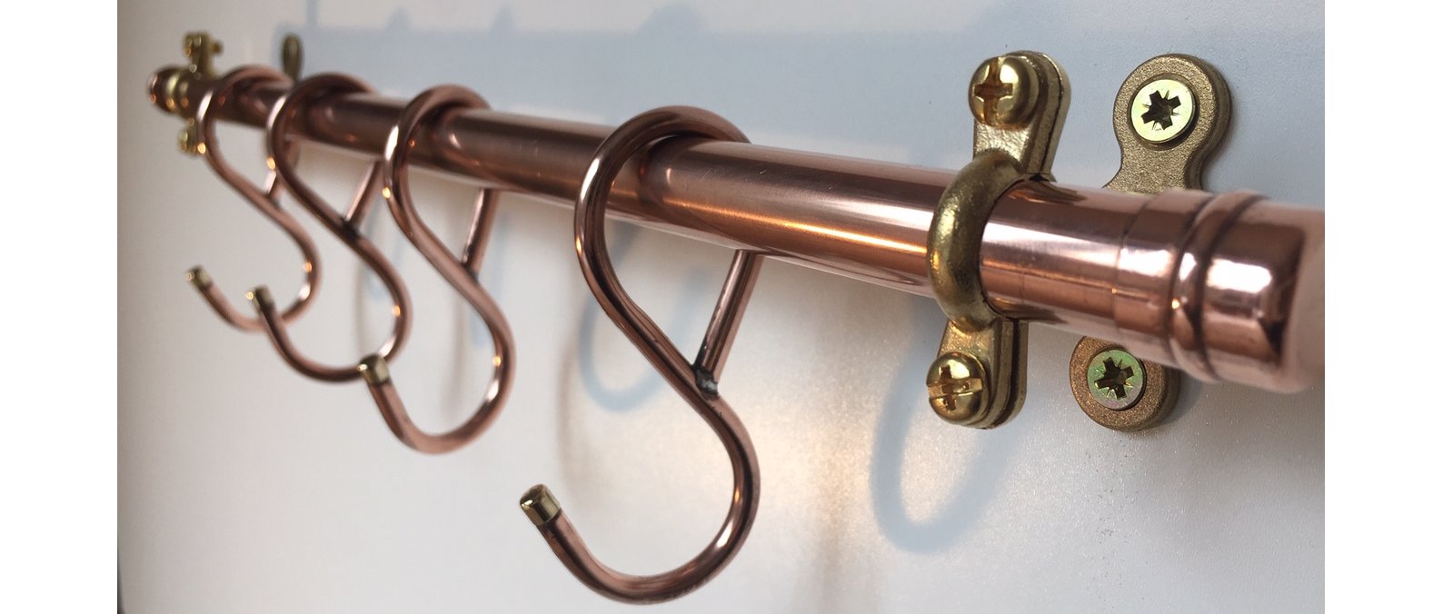 A 31-inch copper pan rack with 8 hand-forged butcher hooks – French farmhouse style